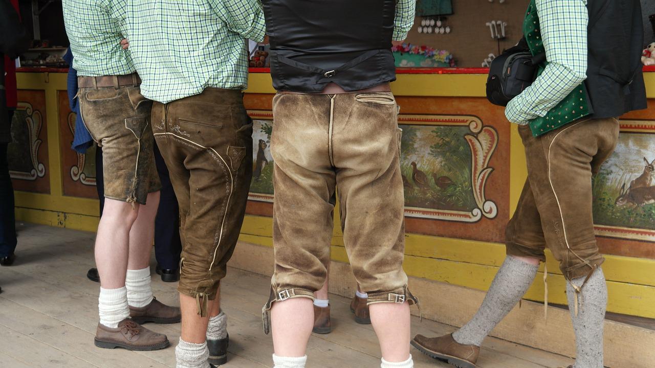 Knackig – Männer in Lederhosen. Foto: RitaE via pixabay