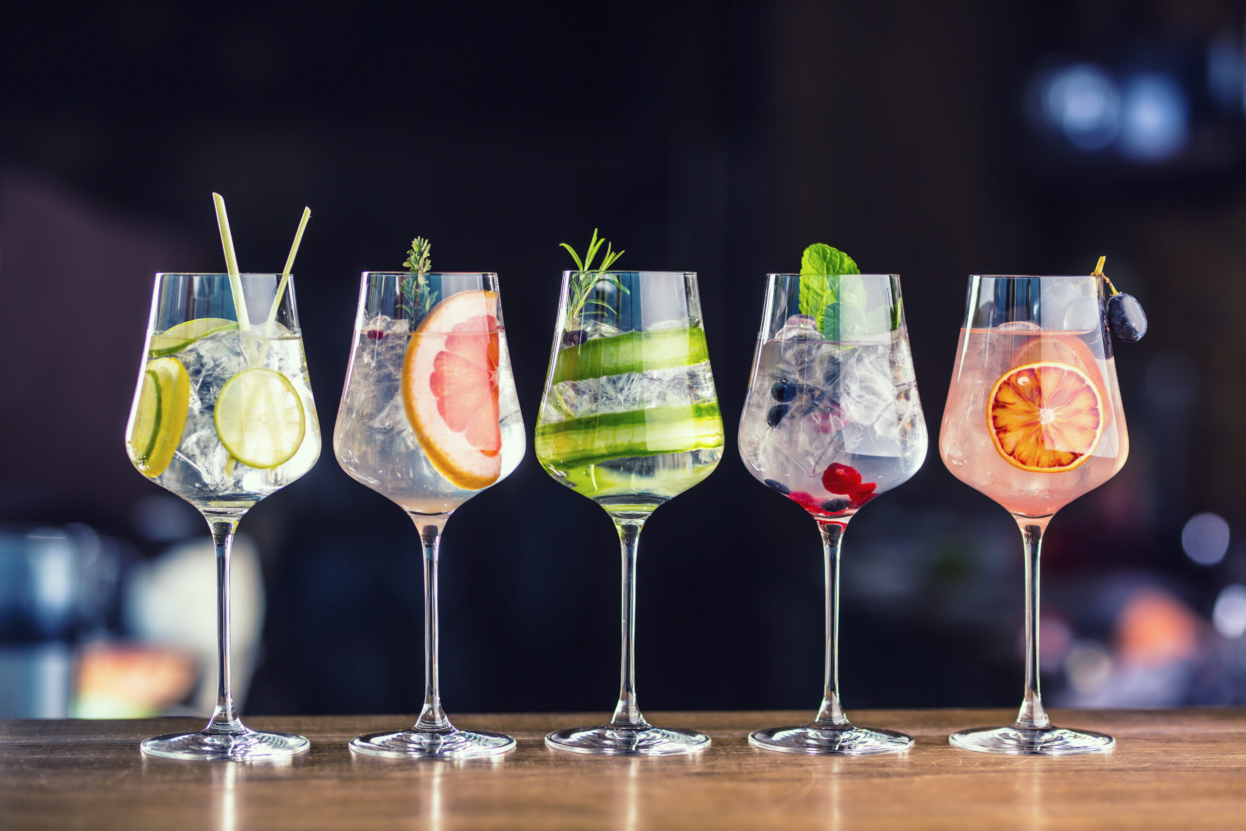 Gin Cocktails – eine tolle Spirituose mit Stil genießen. Foto: © weyo / stock adobe